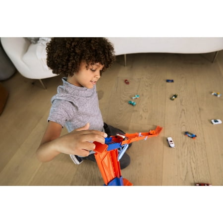 Hot Wheels City Speed Drop Transport Hauler with 1 Toy Car, Stores 20+ 1:64 Scale Vehicles