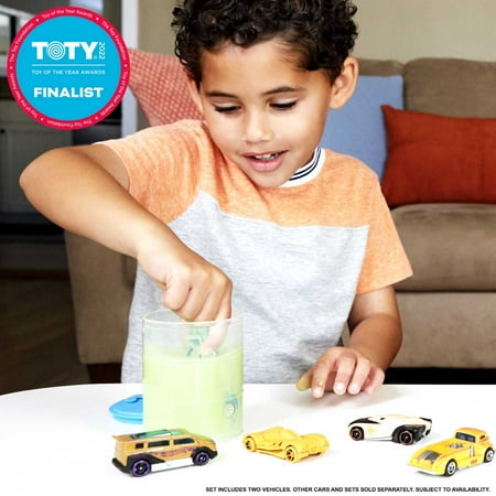 Hot Wheels Color Reveal, Set of 2 Vehicles with Surprise Reveal & Color-Change Feature