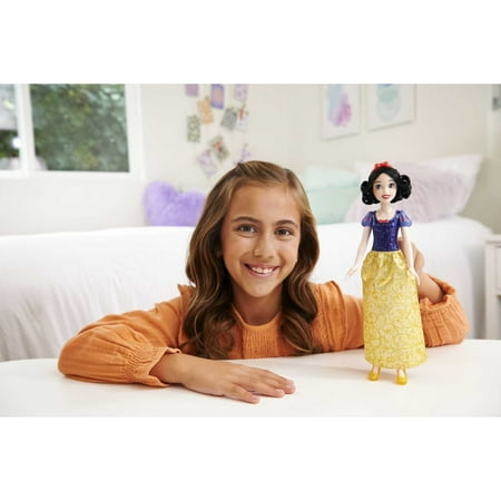 Disney Princess Snow White Fashion Doll with Black Hair, Brown Eyes & Hair AccessoryOne Size,