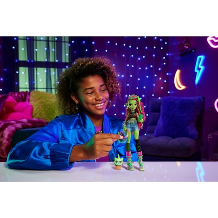 Monster High Venus McFlytrap Fashion Doll with Pet Plant Monster Chewlian & Accessories, Collectible